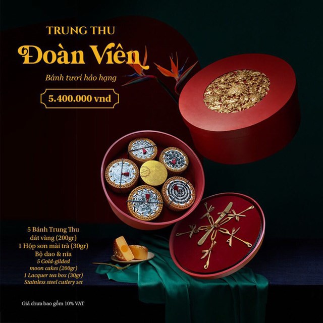 Một doanh nghiệp ở TP HCM đang b&aacute;n loại b&aacute;nh trung thu d&aacute;t v&agrave;ng (5 chiếc) c&ugrave;ng một hộp sơn m&agrave;i tr&agrave; 30 gram với gi&aacute; 5,2 triệu đồng.