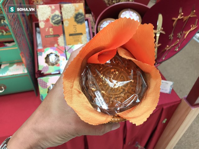 Cận cảnh b&aacute;nh trung thu d&aacute;t v&agrave;ng tại TPHCM. Ảnh: TN