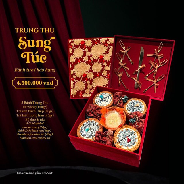 Một hộp kh&aacute;c cũng bao gồm 5 b&aacute;nh d&aacute;t v&agrave;ng, gi&aacute; 4,5 triệu đồng.&nbsp;Ph&iacute;a doanh nghiệp b&aacute;n loại b&aacute;nh n&agrave;y cho biết, với những loại b&igrave;nh thường, kh&aacute;ch cũng c&oacute; thể đặt d&aacute;t v&agrave;ng với gi&aacute;: B&aacute;nh 200 gram v&agrave; b&aacute;nh 150 gram sẽ thu ph&iacute; 100.000 đồng/b&aacute;nh. Với b&aacute;nh 80 gram, mức gi&aacute; d&aacute;t v&agrave;ng l&agrave; 50.000 đồng/b&aacute;nh.