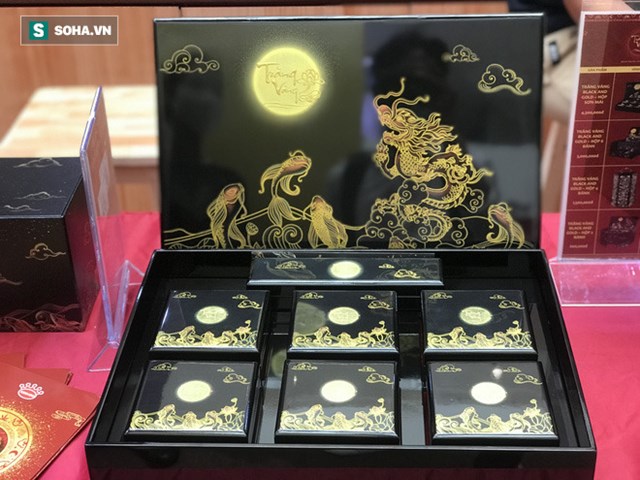 Một thương hiệu kh&aacute;c cho ra đời hộp b&aacute;nh trung thu bằng sơn m&agrave;i. Hộp gồm 6 b&aacute;nh với gi&aacute; 4,6 triệu đồng/hộp. Hộp b&aacute;nh n&agrave;y được b&agrave;y b&aacute;n tại Saigon Centre ở TPHCM. Ảnh: TN