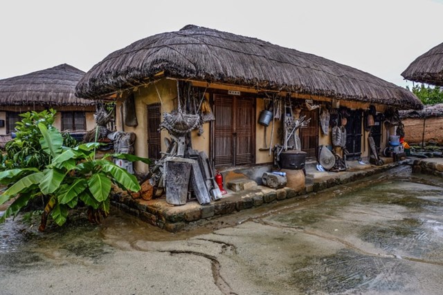 Ng&ocirc;i nh&agrave; m&aacute;i tranh đơn sơ.