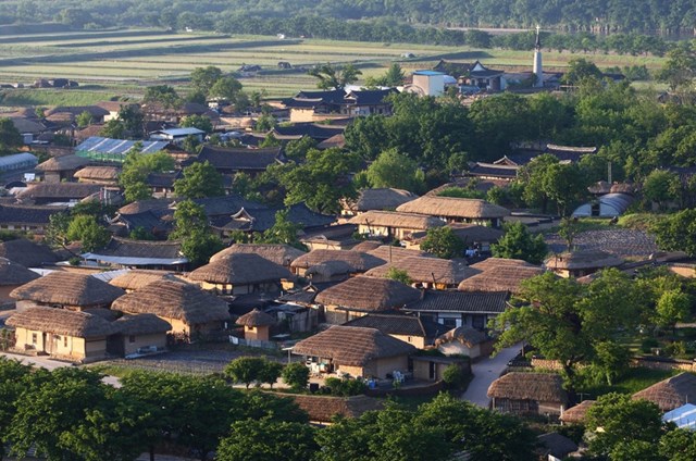 Phong c&aacute;ch kiến tr&uacute;c Joseon đặc trưng của l&agrave;ng d&acirc;n gian Hahoe.