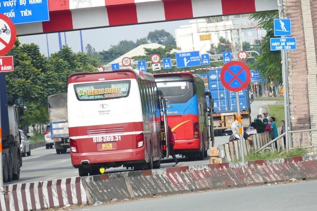 Nh&agrave; xe Th&agrave;nh Bưởi (TPHCM) thường xuy&ecirc;n đ&oacute;n kh&aacute;ch ngay tr&ecirc;n đường - Ảnh: VGP/Lệ Vũ
