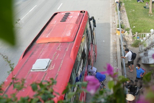Nh&agrave; xe Văn Hạp ngang nhi&ecirc;n đ&oacute;n kh&aacute;ch sai quy định - Ảnh: VGP/Lệ Vũ