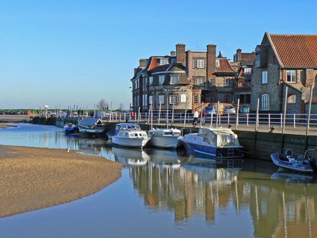 1. Blakeney, Norfolk, Anh: Blakeney c&oacute; từ thời Trung cổ,&nbsp;tự h&agrave;o với&nbsp;những đồi c&aacute;t, k&ecirc;nh, lạch v&agrave; những ng&ocirc;i nh&agrave; đẹp m&ecirc; hồn. Trong c&aacute;c t&ograve;a nh&agrave; cổ&nbsp;l&agrave; c&aacute;c qu&aacute;n rượu, nh&agrave; h&agrave;ng, kh&aacute;ch sạn v&agrave; cửa h&agrave;ng xinh xắn.&nbsp;