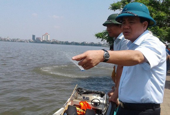 &Ocirc;ng Nguyễn Đức Chung, Chủ tịch UBND TP H&agrave; Nội, chỉ huy xử l&yacute; m&ocirc;i trường c&aacute; chết trắng Hồ T&acirc;y ng&agrave;y 3-10-2016