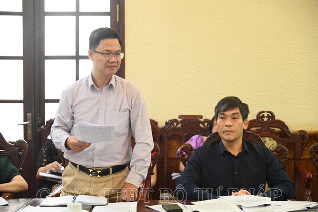 Đại diện c&aacute;c đơn vị thuộc Bộ trao đổi, cho &yacute; kiến tại phi&ecirc;n họp