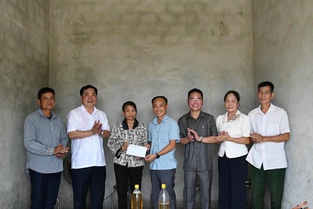 Rời x&atilde; T&acirc;n Sơn, Đo&agrave;n c&ocirc;ng t&aacute;c tiếp tục đến với x&atilde; Minh Đ&agrave;i để thăm gia đ&igrave;nh chị Ho&agrave;ng Thị Nhờ ở khu B&igrave;nh.