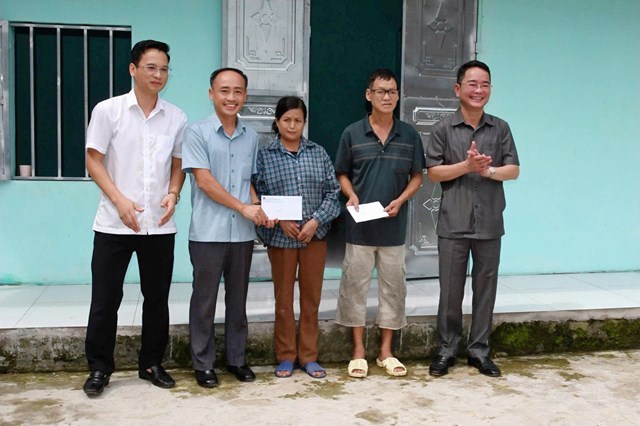 Đo&agrave;n c&ocirc;ng t&aacute;c tới thăm v&agrave; trao qu&agrave; cho thăm gia đ&igrave;nh &ocirc;ng Triệu Đức Vinh (d&acirc;n tộc Dao, thuộc khu Minh Nga, x&atilde; T&acirc;n Sơn)