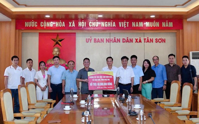 Trong đợt n&agrave;y, B&aacute;o Ph&aacute;p luật Việt Nam hỗ trợ 4 gia đ&igrave;nh tại Ph&uacute; Thọ x&oacute;a nh&agrave; tạm gồm x&atilde; T&acirc;n Sơn 2 hộ v&agrave; x&atilde; Minh Đ&agrave;i 2 hộ, với tổng kinh ph&iacute; 120 triệu đồng.