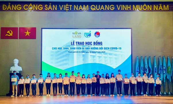 Đại diện Tập đo&agrave;n Novaland v&agrave; đại diện Đại học Quốc gia TP HCM trao học bổng cho học sinh, sinh vi&ecirc;n bị ảnh hưởng bởi dịch Covid-19.