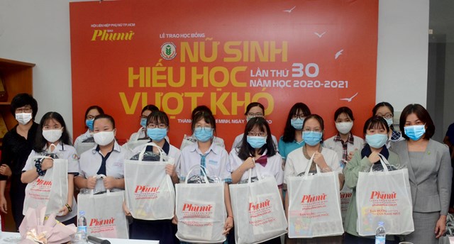 T&iacute;nh đến nay, đ&atilde; c&oacute; hơn 8.000 suất học bổng được B&aacute;o Phụ Nữ TP HCM trao đến c&aacute;c "Nữ sinh hiếu học, vượt kh&oacute;&rdquo;