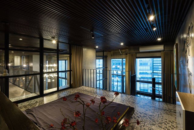 Kh&ocirc;ng chỉ sở hữu vị tr&iacute; đẹp nh&igrave;n ra b&ecirc;n ngo&agrave;i, ph&ograve;ng ngủ ch&iacute;nh c&ograve;n c&oacute; ri&ecirc;ng cho m&igrave;nh một khu ph&ograve;ng tắm, thay đồ hiện đại.