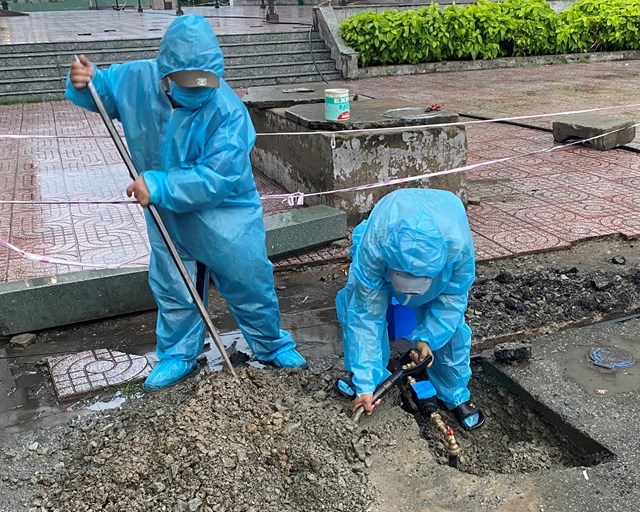 C&ocirc;ng nh&acirc;n c&ocirc;ng ty Sawaco l&agrave;m việc trong thời điểm TP HCM thực hiện gi&atilde;n c&aacute;ch do ảnh hưởng bởi đại dịch Covid-19.&nbsp;