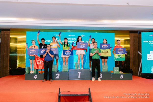 &Ocirc;ng Nguyễn Th&agrave;nh Đạt &ndash; Gi&aacute;m Đốc Truyền Th&ocirc;ng Herbalife Việt Nam, Campuchia &amp; Th&aacute;i Lan trao giải cho c&aacute;c VĐV&nbsp; đoạt giải &nbsp;