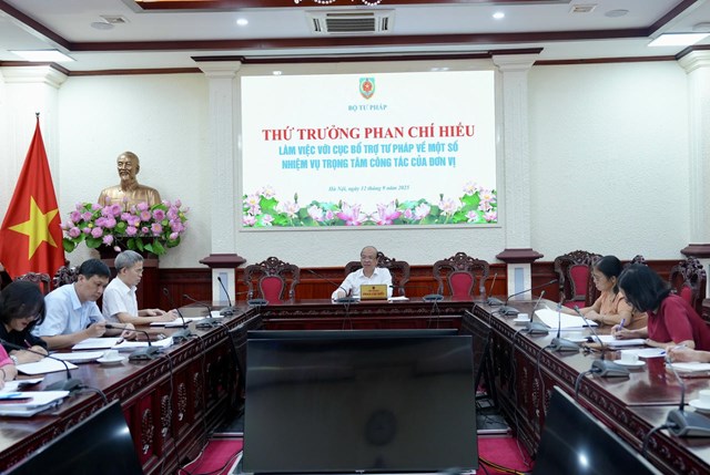 Quang cảnh buổi làm việc.