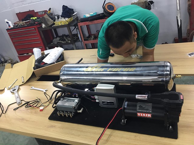 Hệ thống điều khiển treo kh&iacute; n&eacute;n kh&aacute; lớn được đặt sau cốp xe.