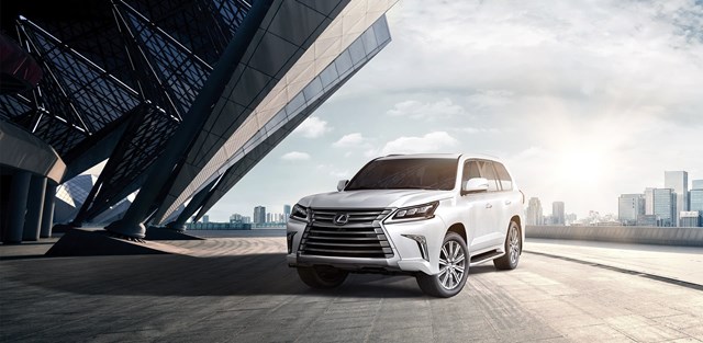 Với chiều d&agrave;i 5.080 mm, rộng 1.980 mm, cao 1.865 mm v&agrave; trục cơ sở l&ecirc;n tới 2.850 mm, chiếc Lexus LX 570 c&oacute; vẻ ngo&agrave;i kh&aacute; đồ sộ.&nbsp;