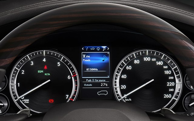 C&ocirc;ng nghệ Optitron m&agrave; Lexus ti&ecirc;n phong ph&aacute;t triển gi&uacute;p tăng cường độ r&otilde; n&eacute;t cho đồng hồ với hiệu ứng chiếu s&aacute;ng trong như pha l&ecirc; tr&ecirc;n mặt số v&agrave; c&aacute;c kim đồng hồ được chiếu s&aacute;ng trọn vẹn.