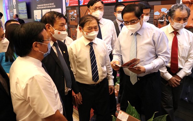 Thủ tướng Ch&iacute;nh phủ Phạm Minh Ch&iacute;nh tham quan c&aacute;c sản phẩm trưng b&agrave;y tại gian h&agrave;ng Gốm Đất Việt.