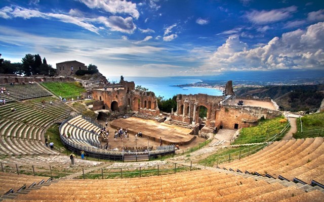Nh&agrave; h&aacute;t cổ Teatro Greco được x&acirc;y dựng từ thế kỷ thứ 3 TCN đến nay vẫn được sử dụng