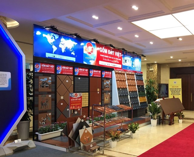 C&aacute;c sản phẩm của Gốm Đất Việt tại gian trưng b&agrave;y