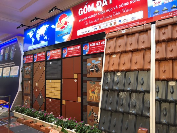 C&aacute;c sản phẩm của Gốm Đất Việt tại gian trưng b&agrave;y