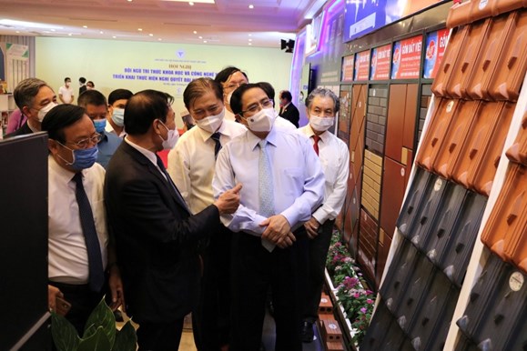 Anh h&ugrave;ng Lao động Nguyễn Quang M&acirc;u - Chủ tịch HĐQT Tổ hợp C&ocirc;ng ty cổ phần Gốm Đất Việt tiếp Thủ tướng Ch&iacute;nh phủ Phạm Minh Ch&iacute;nh.