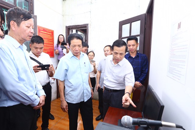 Thứ trưởng Ho&agrave;ng Vĩnh Bảo tham quan m&ocirc; h&igrave;nh điểm đ&agrave;i truyền thanh th&ocirc;ng minh tại x&atilde; Ph&uacute; Nghĩa.