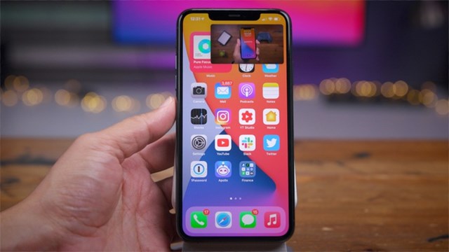 &nbsp; Người d&ugrave;ng c&oacute; thể vừa xem video vừa thao t&aacute;c với ứng dụng kh&aacute;c trong iOS 14. Ảnh:&nbsp;9to5mac.