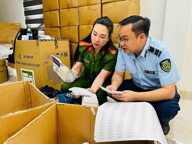 Lực lượng chức năng khám xét các địa điểm liên quan đến ổ nhóm sản xuất thuốc, thực phẩm chức năng giả. (Ảnh: Công an Hà Nội)