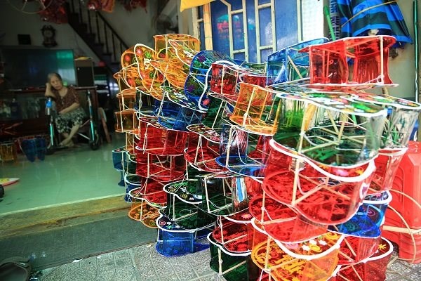 B&agrave; V&acirc;n, mẹ &ocirc;ng Th&agrave;nh, năm nay 80 tuổi l&agrave; người theo nghề l&agrave;m lồng đ&egrave;n truyền thống hết cả cuộc đời.&nbsp;