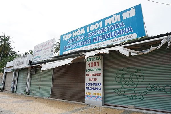 &nbsp; Những cửa h&agrave;ng chuy&ecirc;n phục vụ kh&aacute;ch quốc tế ở Phan Thiết đ&oacute;ng cửa v&igrave; vắng du kh&aacute;ch. Ảnh: Đ&agrave;o Loan