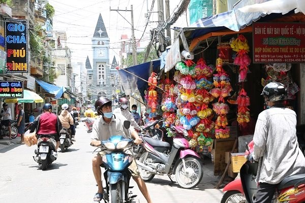 Con hẻm v&agrave;o x&oacute;m lồng đ&egrave;n truyền thống Ph&uacute; B&igrave;nh (quận 11), h&agrave;ng qu&aacute;n treo b&aacute;n lồng đ&egrave;n kh&aacute; nhiều nhưng đa phần l&agrave; lồng đ&egrave;n nhựa của Trung Quốc.