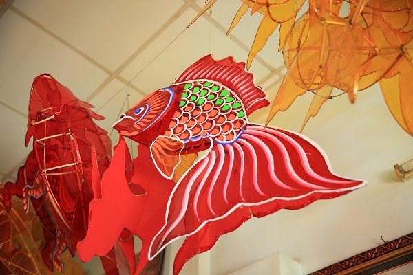 Những chiếc lồng đ&egrave;n nan tre truyền thống ng&agrave;y c&agrave;ng vắng b&oacute;ng tr&ecirc;n phố phường m&ugrave;a Trung thu.