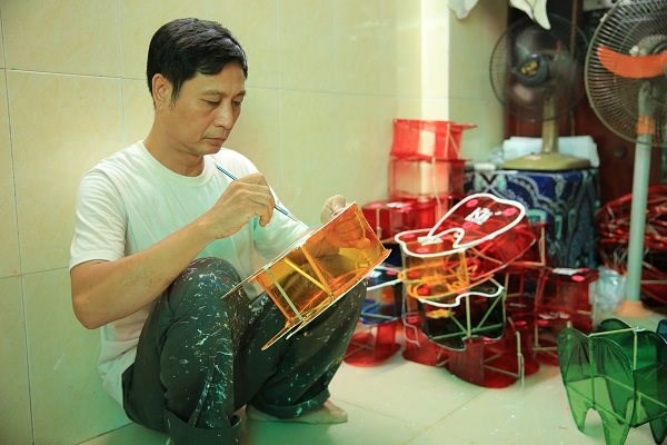 &Ocirc;ng Nguyễn Trọng Th&agrave;nh, đời thứ hai l&agrave;m nghề lồng đ&egrave;n truyền thống tại x&oacute;m lồng đ&egrave;n Ph&uacute; B&igrave;nh, quận 11.