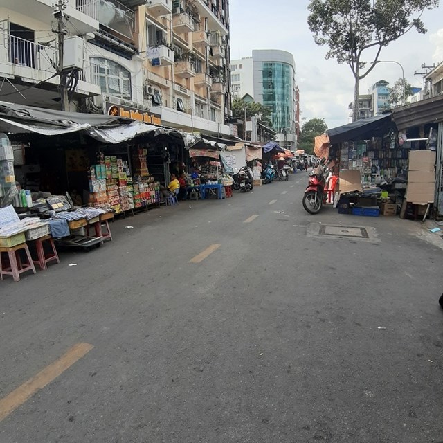 Tiểu thương c&aacute;c chợ chuy&ecirc;n b&aacute;n đồ phục vụ kh&aacute;ch du lịch giờ chỉ biết cầu mong dịch qua nhanh để kh&aacute;ch T&acirc;y trở lại.