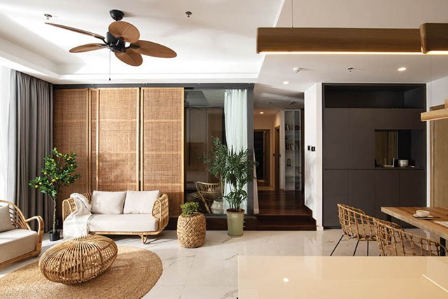 Căn hộ c&oacute; diện t&iacute;ch 112m2 nằm tr&ecirc;n tầng 9 ở quận 2, TP HCM l&agrave; tổ ấm của một đ&ocirc;i vợ chồng trẻ v&agrave; con g&aacute;i 2 tuổi. Họ muốn kh&ocirc;ng gian ở mang phong c&aacute;ch hiện đại, trẻ trung nhưng vẫn giữ những g&oacute;c nh&agrave; th&acirc;n thuộc, mộc mạc th&ocirc;ng qua việc sử dụng vật liệu, chất liệu c&oacute; nguồn gốc từ thi&ecirc;n nhi&ecirc;n v&agrave; th&acirc;n thiện với m&ocirc;i trường.