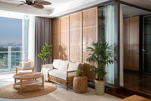 Từ mong muốn đ&oacute;, kiến tr&uacute;c sư đ&atilde; đưa ra &yacute; tưởng d&ugrave;ng đồ nội thất từ m&acirc;y tre v&agrave; c&aacute;c chế phẩm từ thực vật, c&acirc;y cối. Điểm nhấn đầu ti&ecirc;n l&agrave; bộ b&agrave;n ghế ở ph&ograve;ng kh&aacute;ch được l&agrave;m từ chất liệu m&acirc;y &ndash; tre; chiếc đ&ocirc;n cũng c&ugrave;ng chất liệu. Tấm thảm s&agrave;n được l&agrave;m bằng c&oacute;i v&agrave; v&aacute;ch cửa ph&iacute;a sau ngăn với ph&ograve;ng ngủ l&agrave; chất liệu vải bố từ c&acirc;y đay.