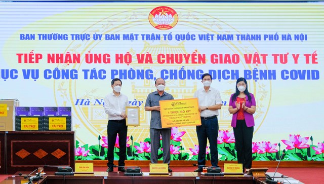 Đại diện Tập đo&agrave;n T&amp;T Group trao tặng 1 triệu bộ kit x&eacute;t nghiệm PCR cho đại diện Sở Y tế th&agrave;nh phố H&agrave; Nội v&agrave; UB MTTQ Việt Nam th&agrave;nh phố H&agrave; Nội.