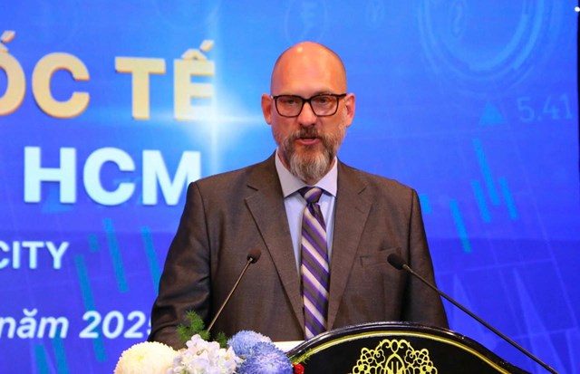 &Ocirc;ng Richard D. McClellan- Ph&oacute; Chủ tịch Hội đồng Tư vấn Trung t&acirc;m T&agrave;i ch&iacute;nh Quốc tế Việt Nam (Đ&agrave; Nẵng) tham luận tại Hội thảo.
