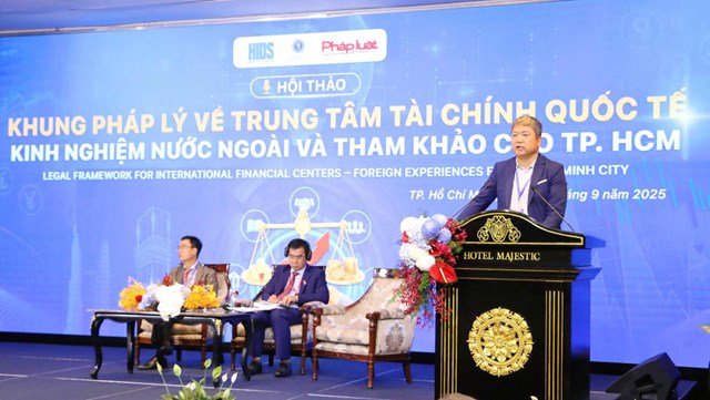 &Ocirc;ng Michael Chin - Th&agrave;nh vi&ecirc;n Ban Gi&aacute;m đốc Độc lập H&ocirc;̣i đ&ocirc;̀ng quản trị Line Man Wongnai chia sẻ tại Hội thảo.