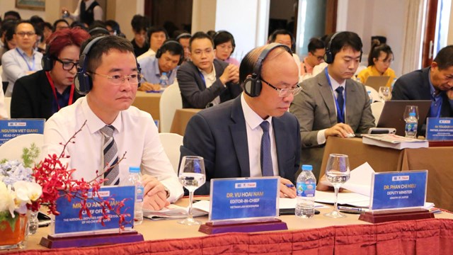 TS Phan Ch&iacute; Hiếu - Thứ trưởng Bộ Tư ph&aacute;p; TS Vũ Ho&agrave;i Nam - Tổng Bi&ecirc;n tập B&aacute;o Ph&aacute;p luật Việt Nam c&ugrave;ng c&aacute;c chuy&ecirc;n gia trong nước v&agrave; quốc tế tham dự Hội thảo.