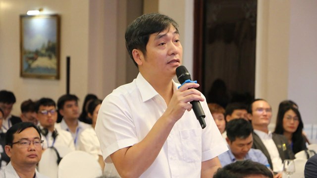 TS. Nguyễn Viết Giang - Trưởng Ph&ograve;ng Ph&aacute;p luật kinh doanh thương mại v&agrave; ph&aacute;t triển &aacute;n lệ, Vụ Ph&aacute;p chế v&agrave; Quản l&yacute; Khoa học, T&ograve;a &aacute;n Nh&acirc;n d&acirc;n Tối cao ph&aacute;t biểu tại Hội thảo.
