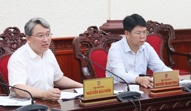 Bộ trưởng Nguyễn Hải Ninh ph&aacute;t biểu kết luận cuộc họp.