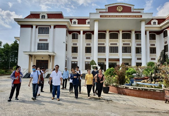 Phụ huynh v&agrave; sinh vi&ecirc;n tham gia phi&ecirc;n t&ograve;a sơ thẩm chiều 21/9