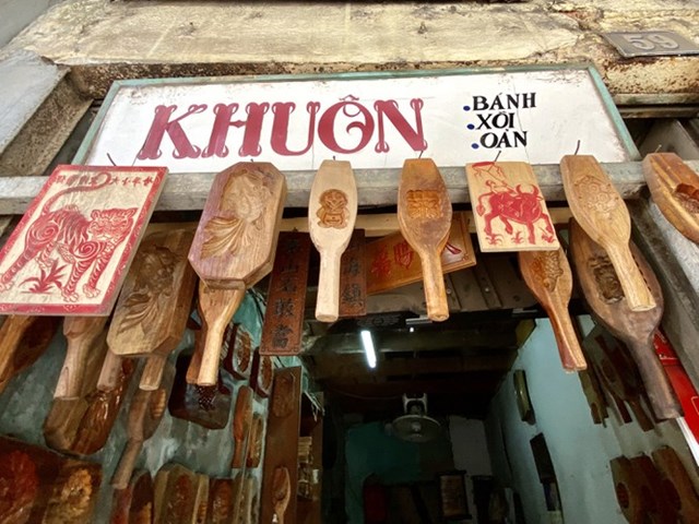 Biển hiệu cửa h&agrave;ng &ocirc;ng Quang l&agrave; 4 chữ vẽ tay, lọt thỏm tr&ecirc;n con phố H&agrave;ng Quạt, H&agrave; Nội