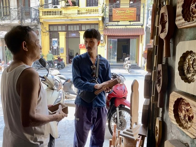 &Ocirc;ng Quang đ&ugrave;a vui rằng, việc ch&iacute;nh của m&igrave;nh b&acirc;y giờ l&agrave; tr&ograve; chuyện với kh&aacute;ch h&agrave;ng.