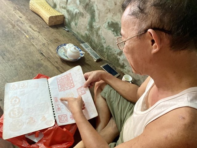 Ngo&agrave;i khu&ocirc;n, &ocirc;ng Quang c&ograve;n chế t&aacute;c b&agrave;i vị, dấu gỗ, ... Những mẫu t&acirc;m đắc, &ocirc;ng lưu lại trong cuốn sổ kỷ niệm