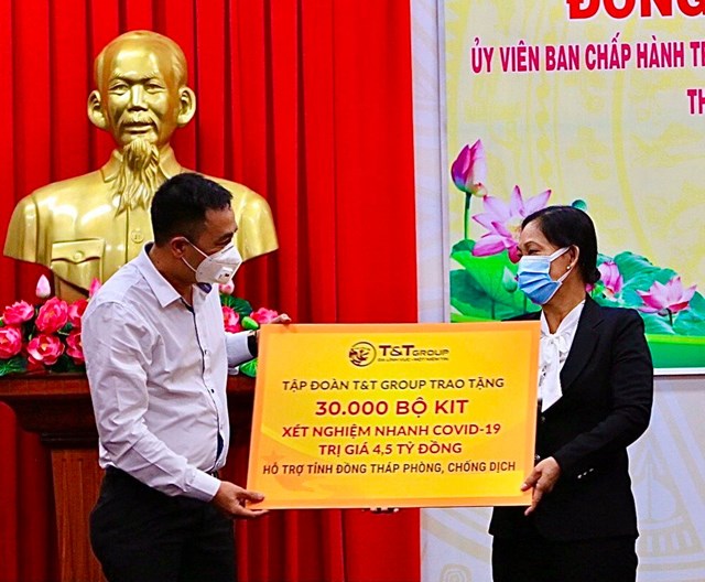&Ocirc;ng Nguyễn Anh Tuấn, Ph&oacute; Tổng Gi&aacute;m đốc Tập đo&agrave;n T&amp;T Group trao tặng 30.000 bộ kit x&eacute;t nghiệm nhanh Covid-19&nbsp;trị gi&aacute; 4,5 tỷ đồng&nbsp;cho đại diện l&atilde;nh đạo tỉnh Đồng Th&aacute;p.